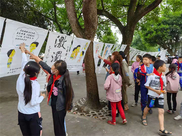 万寿小学开展“迎六一节 崇尚科学 防范邪教”宣传活动1.jpg 万寿小学开展“迎六一节 崇尚科学 防范邪教”宣传活动1.jpg